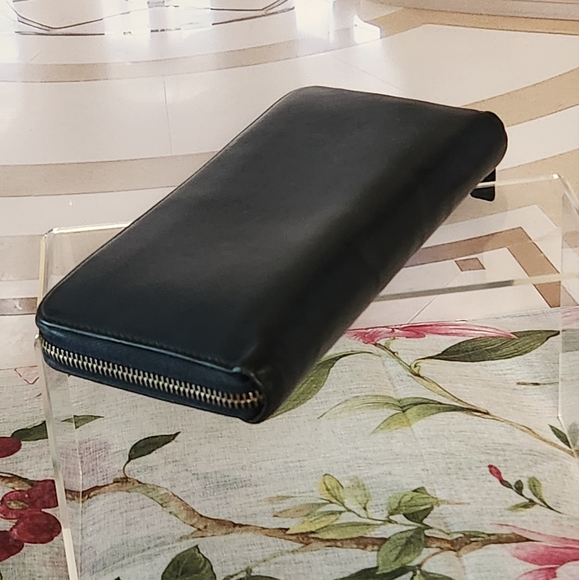 AUTHENTIC Large Zip Around Wallet EXCELLENT CONDITION. - Picture 9 of 16